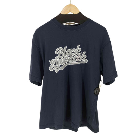 ザブラックアイパッチ THE BLACK EYE PATCH TEAM SCRIPT TEE メンズ JPN:L