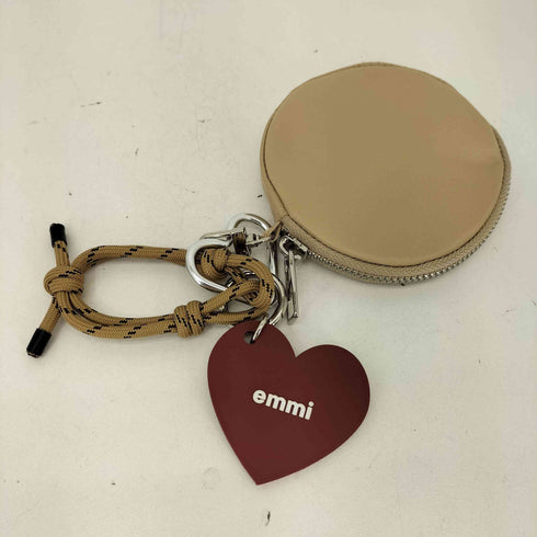 エミ emmi ハートモチーフ ロゴチャーム レディース ONE SIZE