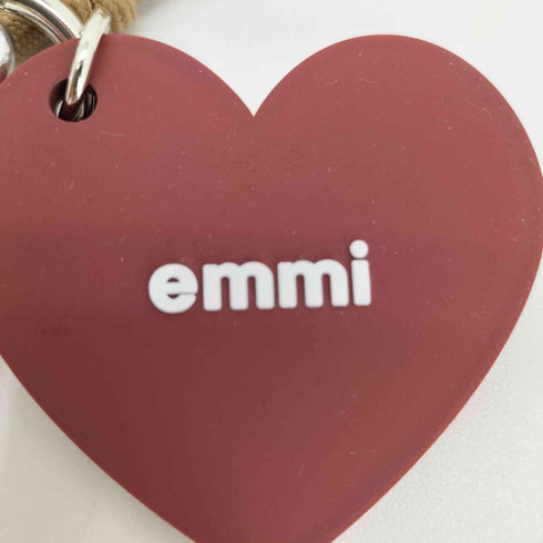 エミ emmi ハートモチーフ ロゴチャーム レディース ONE SIZE