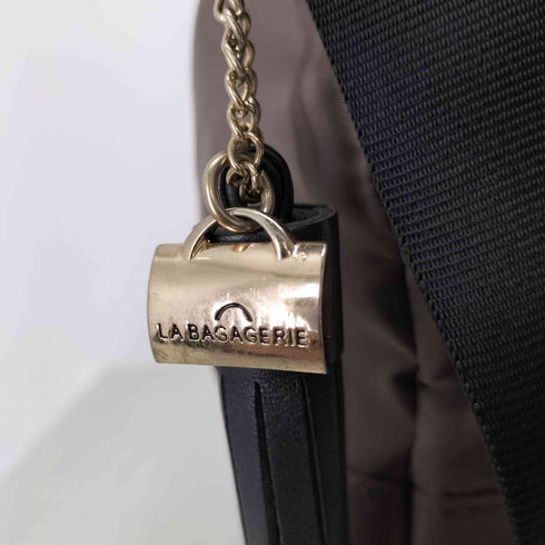 LA BAGAGERIE チャーム付きフロントロゴプレートショルダーバック レディース