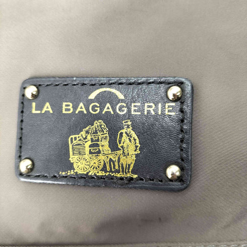 LA BAGAGERIE チャーム付きフロントロゴプレートショルダーバック レディース