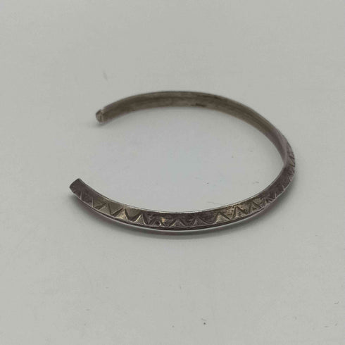 ナバホ NAVAJO STERLING TAHE 刻印 ELAINE TAHE エレインタヘ スタンプワーク シルバー インディアンジュエリー バングル メンズ