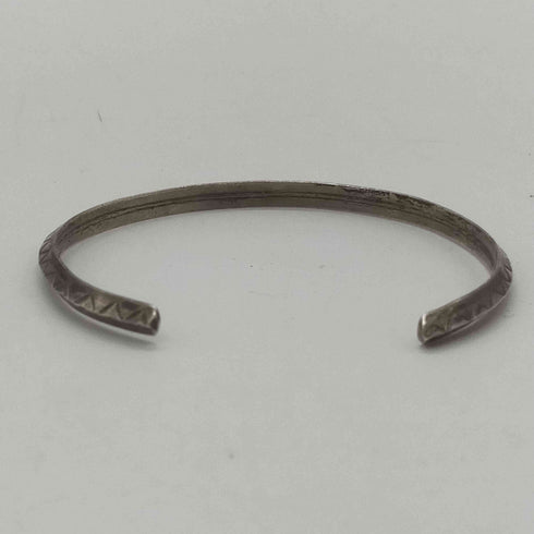 ナバホ NAVAJO STERLING TAHE 刻印 ELAINE TAHE エレインタヘ スタンプワーク シルバー インディアンジュエリー バングル メンズ