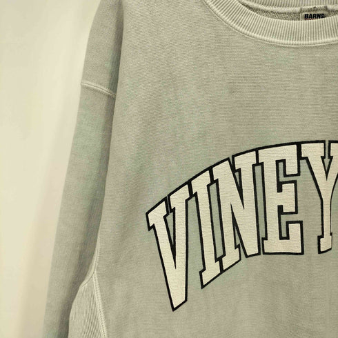 バーンズ アウト フィッターズ BARNS OUT FITTERS 日本製 VINEYARD ピグメント 加工 アーチロゴ ラバー プリント クルーネック サイドパネル スウェット メンズ JPN:L