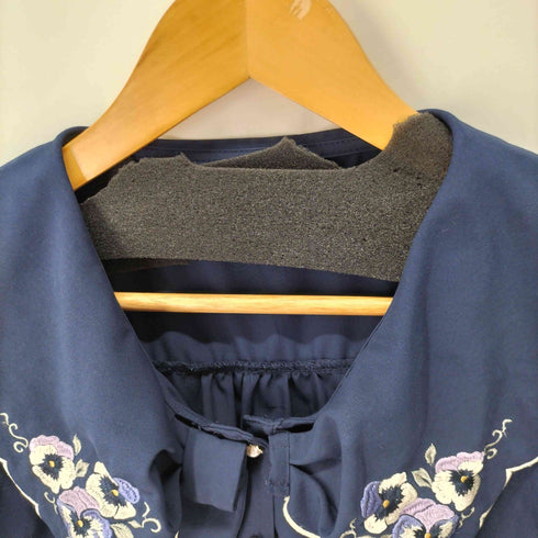 アクシーズ ファム axes femme POETIQUE パンジー刺繍リボン襟ブラウス レディース JPN:M