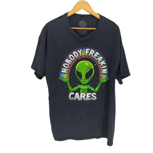 NOBODY FREAKIN CARES フロントプリントS/S TEE メンズ JPN:XL