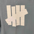 アンディフィーテッド UNDEFEATED 両面 ロゴ プリント S/S クルーネック Tシャツ メンズ import:M