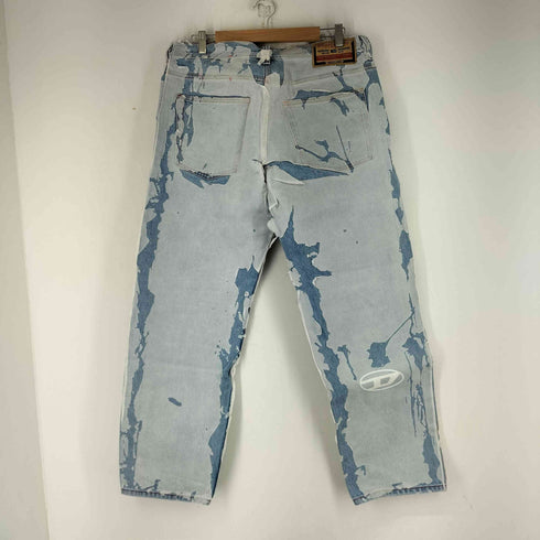 ディーゼル DIESEL Straight Fit Mid-Rise Lightly Washed Jeans メンズ 33