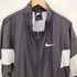 ナイキ NIKE WMNS Seasonal WR JKT スウッシュ プリント ジップアップ ナイロン ジャケット レディース import:L