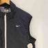 ナイキ NIKE スウッシュ プリント 裏地メッシュ ドローコード スタンドネック ベスト ナイロン ジャケット メンズ JPN:L