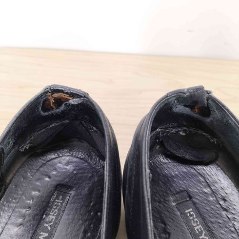 イッセイミヤケ ISSEY MIYAKE プレーントゥレザースリッポン メンズ JPN:26