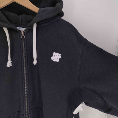 アンディフィーテッド UNDEFEATED 両面 ロゴ プリント ジップアップ パーカー フーディー メンズ import:L