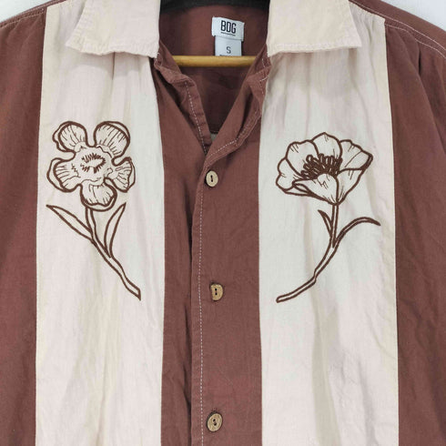 アーバンアウトフィッターズ BDG URBAN OUTFITTERS フラワー刺繍 ココナッツボタン S/S シャツ メンズ import:S