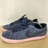 ナイキスケートボーディング NIKE SB BLAZER ZOOM LOW OBSIDIAN/BUBBLEGUM メンズ JPN:28