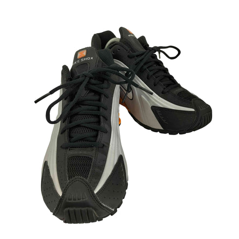 ナイキ NIKE SHOX R4 BLACK/VAST GREY-BRIGHT MANDARIN メンズ JPN:27