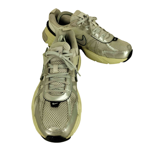 ナイキ NIKE Womens V2K Run Summit White and Metallic Silver メンズ JPN:27