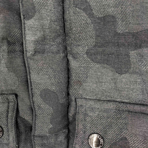 ブラックレーベルクレストブリッジ BLACK LABEL CRESTBRIDGE 迷彩 カモ柄 ロゴ パッチ デタッチャブル スリーブ スタンドネック ダウン ジャケット メンズ LL