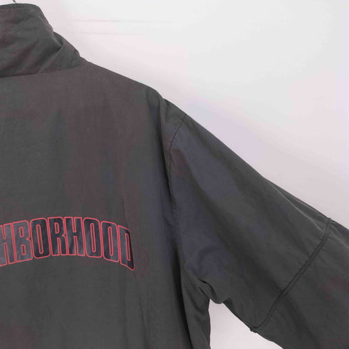 ネイバーフッド NEIGHBORHOOD NEIGHBORHOOD SKATE 90S バック ロゴ プリント 裏地キルティング ハーフジップ スタンドネック ドローコード プルオーバー パデッド ジャケット メンズ JPN:L