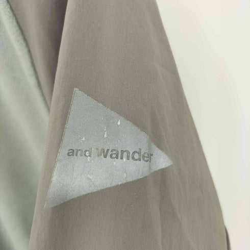 アンドワンダー and wander フリース切り替え モックネック プルオーバー メンズ