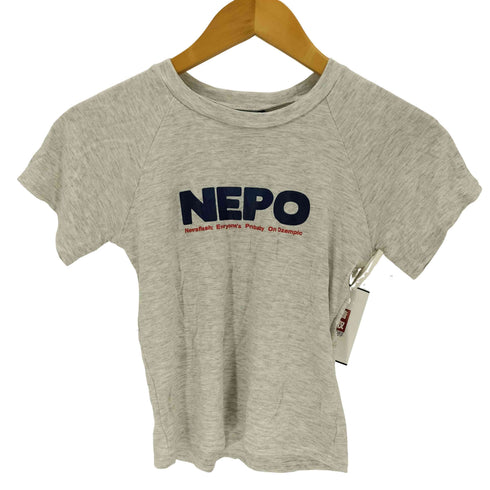 OMIGHTY NEPO BABY TEE IN GREY レディース
