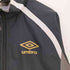 アンブロ UMBRO ロゴ プリント ライン ジップアップ ジャケット メンズ import:L