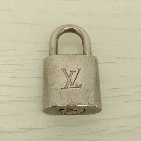 ルイヴィトン LOUIS VUITTON 449 ロゴ刻印 南京錠 ネックレストップ メンズ
