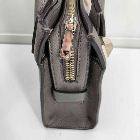 ゲス GUESS ロゴ スタッズ シボ革 レザー ハンドバッグ レディース
