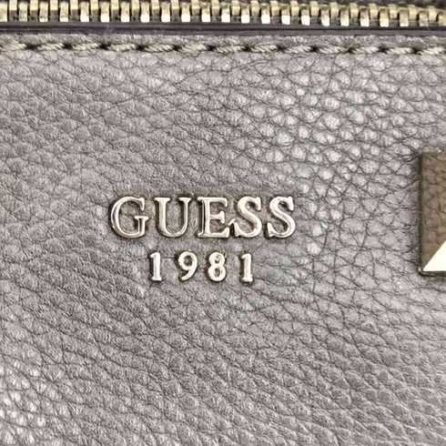 ゲス GUESS ロゴ スタッズ シボ革 レザー ハンドバッグ レディース