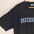 アンディフィーテッド UNDEFEATED BUMPER STICKER S/S TEE バンパー ステッカー ショートスリーブ Tシャツ メンズ import:L