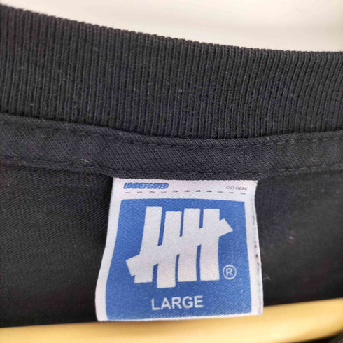 アンディフィーテッド UNDEFEATED BUMPER STICKER S/S TEE バンパー ステッカー ショートスリーブ Tシャツ メンズ import:L