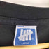 アンディフィーテッド UNDEFEATED BUMPER STICKER S/S TEE バンパー ステッカー ショートスリーブ Tシャツ メンズ import:L