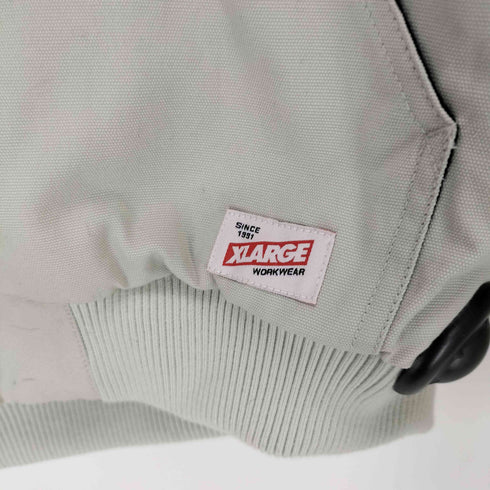 エクストララージ XLARGE EMBOSSED OLD ENGLISH HOODED WORK JACKET メンズ JPN:M