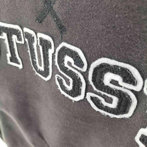 ステューシー Stussy フェルトロゴ 前Vガゼット クルーネックスウェット メンズ import:S