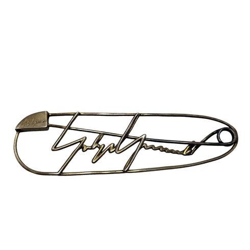 ヨウジヤマモト Yohji Yamamoto Signature Logo Pin ロゴ ピン ブローチ メンズ