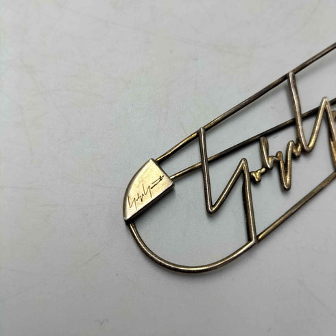 ヨウジヤマモト Yohji Yamamoto Signature Logo Pin ロゴ ピン ブローチ メンズ