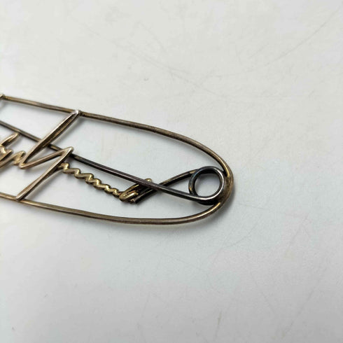 ヨウジヤマモト Yohji Yamamoto Signature Logo Pin ロゴ ピン ブローチ メンズ