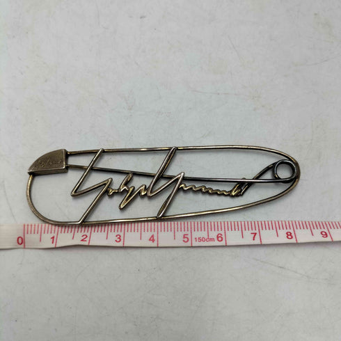 ヨウジヤマモト Yohji Yamamoto Signature Logo Pin ロゴ ピン ブローチ メンズ