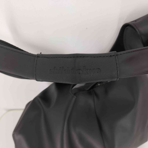 シキトウキョウ shiki tokyo シンセティックレザーマルシェバッグ メンズ