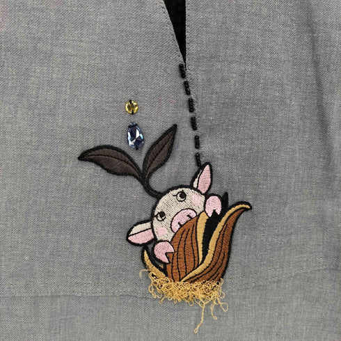 アルベロベロ OLLEBOREBLA オレボレブラ ブタさん ビジュー装飾 花刺繍 異素材切替 半袖ブラウス レディース