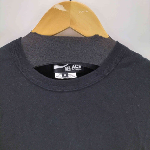 ブラックコムデギャルソン BLACK COMME des GARCONS 23SS スウォッシュロゴクルーネックS/S Tシャツ メンズ JPN:S