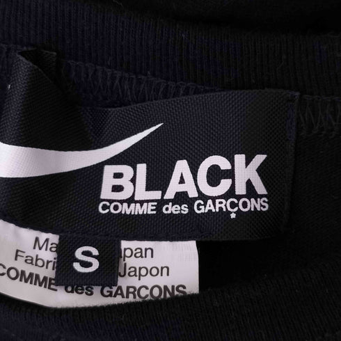 ブラックコムデギャルソン BLACK COMME des GARCONS 23SS スウォッシュロゴクルーネックS/S Tシャツ メンズ JPN:S