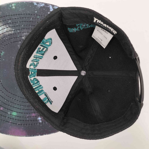 スラッシャーマガジン THRASHER MAGAZINE 宇宙柄 ロゴ刺繍 スナップバックキャップ メンズ FREE
