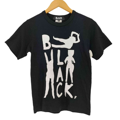 ブラックコムデギャルソン BLACK COMME des GARCONS 22ss 人型 ロゴプリント クルーネック 半袖Tシャツ メンズ JPN:XS