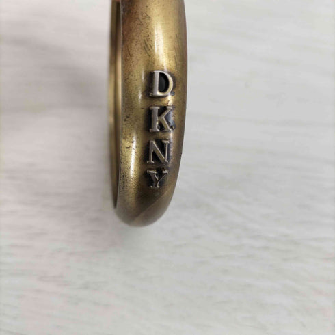 ダナキャランニューヨーク DKNY ロゴ刻印 バングル レディース