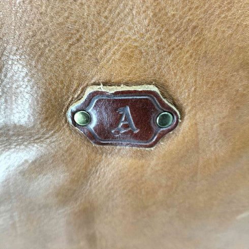 ロゴプレート リアルレザーショルダーバッグ メンズ