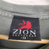 ザイオン ZION ALREADY AGAINST THE NEXT WARフロントプリントクルーネックTシャツ メンズ 1X