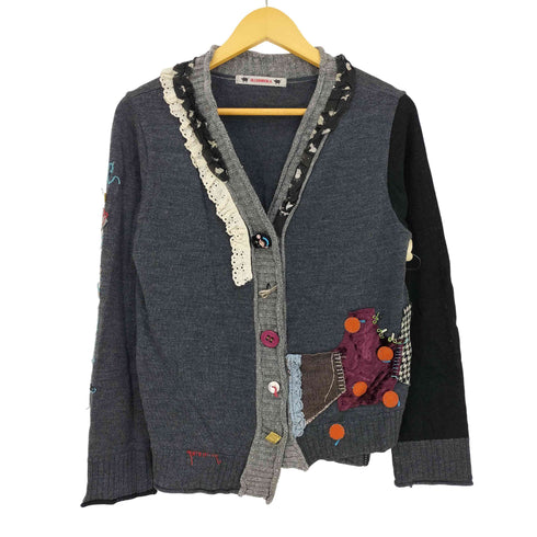 アルベロベロ OLLEBOREBLA オレボレブラ 裁縫 裁ち切りスパンコール ビジュー装飾 フェイクボタン パッチワーク切替 フリル カーディガン レディース