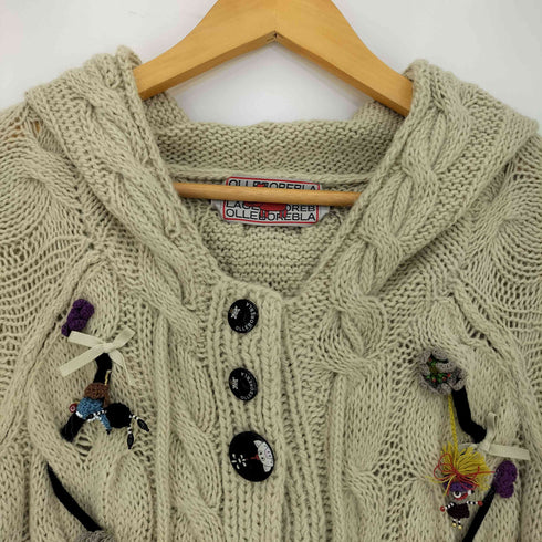 アルベロベロ OLLEBOREBLA オレボレブラ ぶたさんボタン アルパカ混 アクリル ビーズ スパンコール刺繍 アップリケ リボン フード付 ロングカーディガン レディース