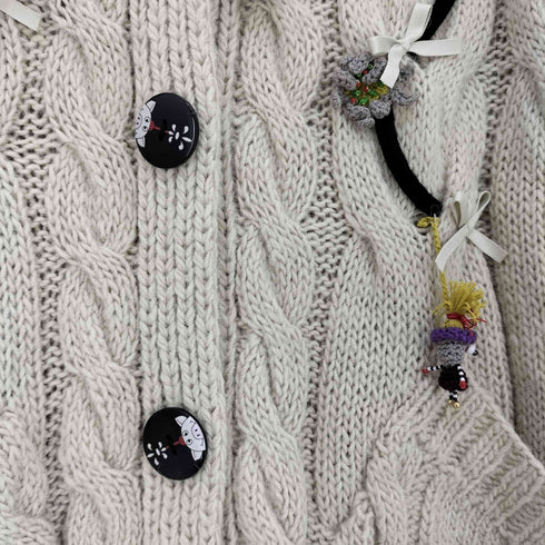 アルベロベロ OLLEBOREBLA オレボレブラ ぶたさんボタン アルパカ混 アクリル ビーズ スパンコール刺繍 アップリケ リボン フード付 ロングカーディガン レディース