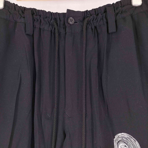 サイトバイヨウジヤマモト syte by Yohji Yamamoto Junji ITO UZUMAKI MOTIF EMBROIDERY HAKAMA BALLOON PANTS メンズ 2